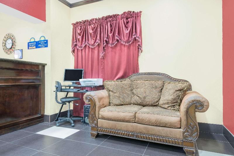 فندق Days Inn & Suites By Wyndham Hutchinson