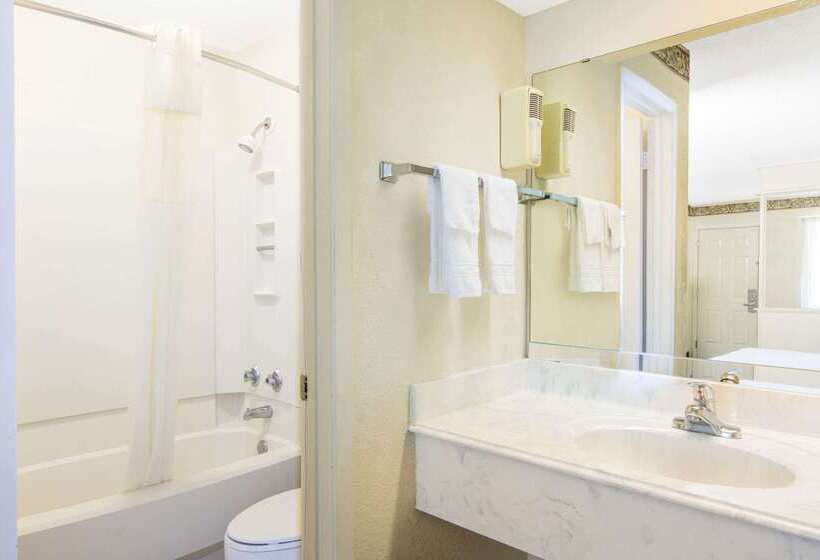 هتل Days Inn & Suites By Wyndham Marshall