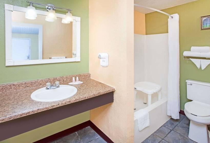 호텔 Days Inn & Suites By Wyndham Terre Haute