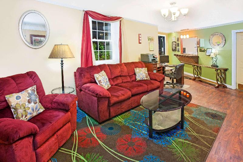 호텔 Days Inn & Suites By Wyndham Terre Haute