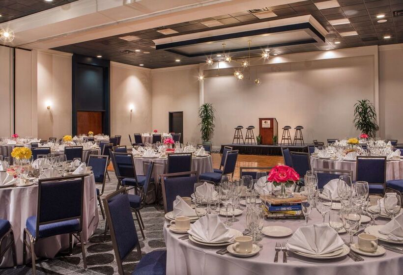 בית מלון כפרי Doubletree By Hilton Atlanta Windy Hill Ballpark