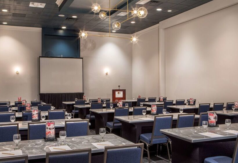 هتل Doubletree By Hilton Atlanta Windy Hill Ballpark