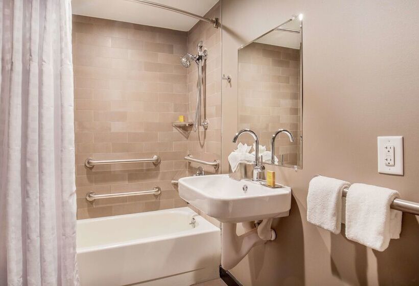 هتل Doubletree By Hilton Atlanta Windy Hill Ballpark