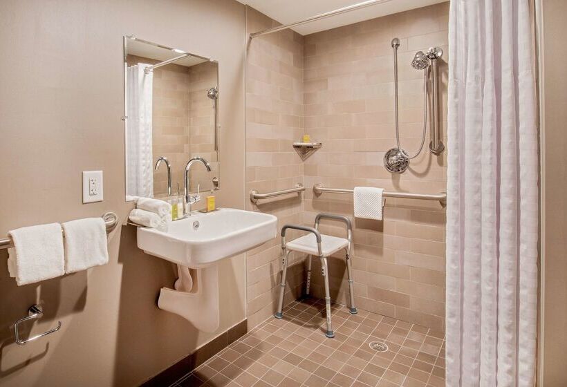 בית מלון כפרי Doubletree By Hilton Atlanta Windy Hill Ballpark