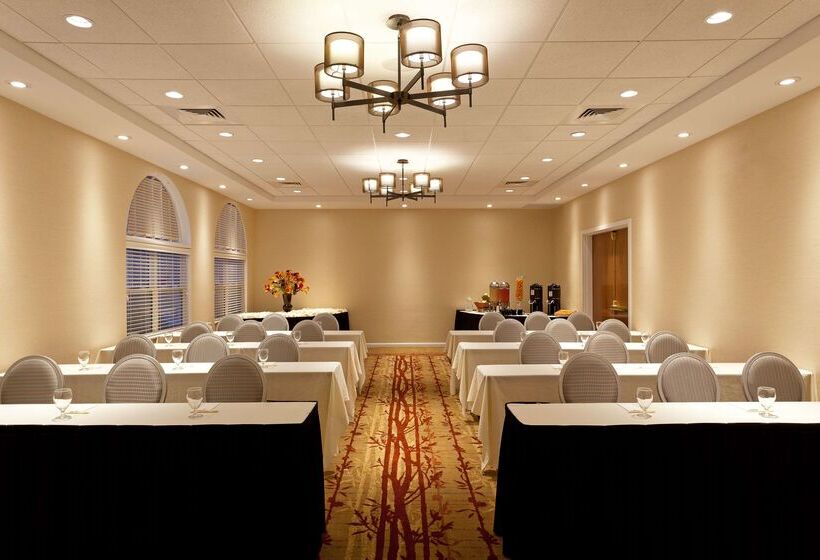 هتل Doubletree By Hilton Cape Cod Hyannis