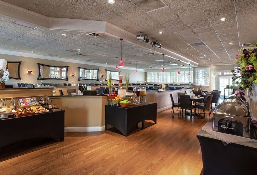 هتل Doubletree By Hilton Cape Cod Hyannis