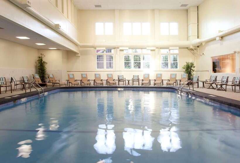 هتل Doubletree By Hilton Cape Cod Hyannis