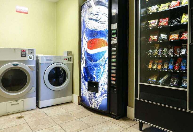 בית מלון כפרי Econo Lodge Inn & Suites