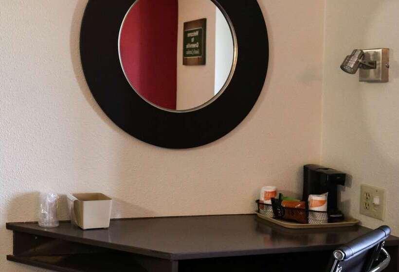 בית מלון כפרי Econo Lodge Inn & Suites