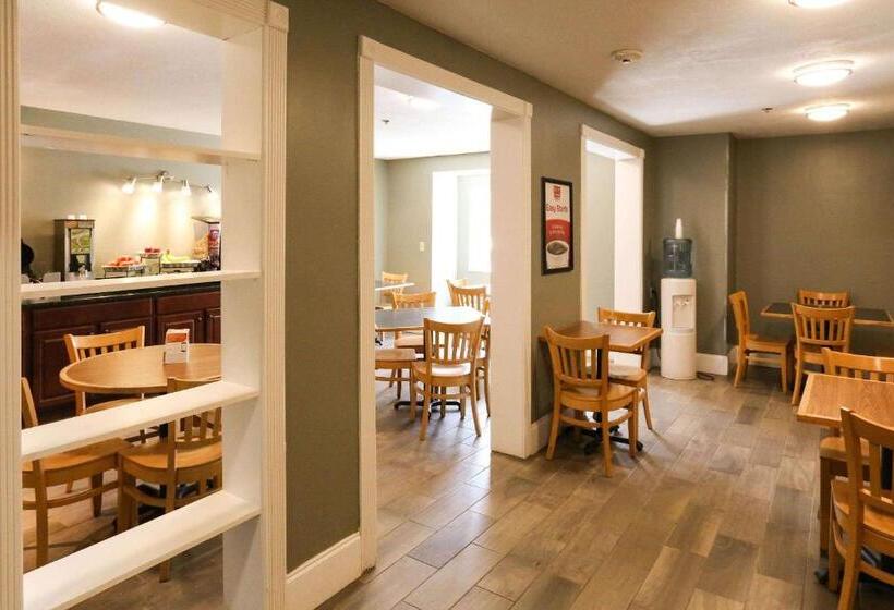 בית מלון כפרי Econo Lodge Inn & Suites