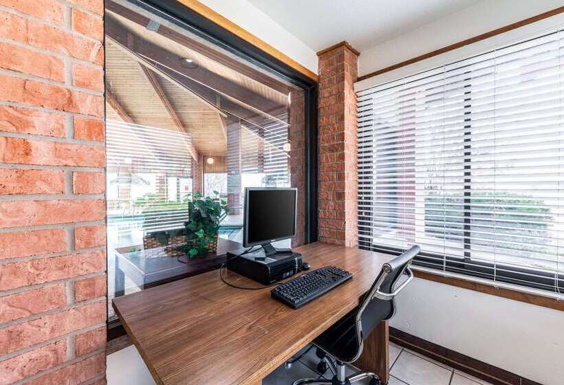 Отель Econo Lodge Inn & Suites