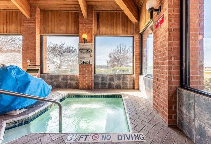 فندق Econo Lodge Inn & Suites