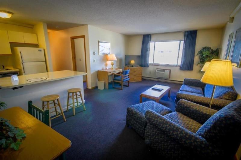 هتل Groton Inn & Suites