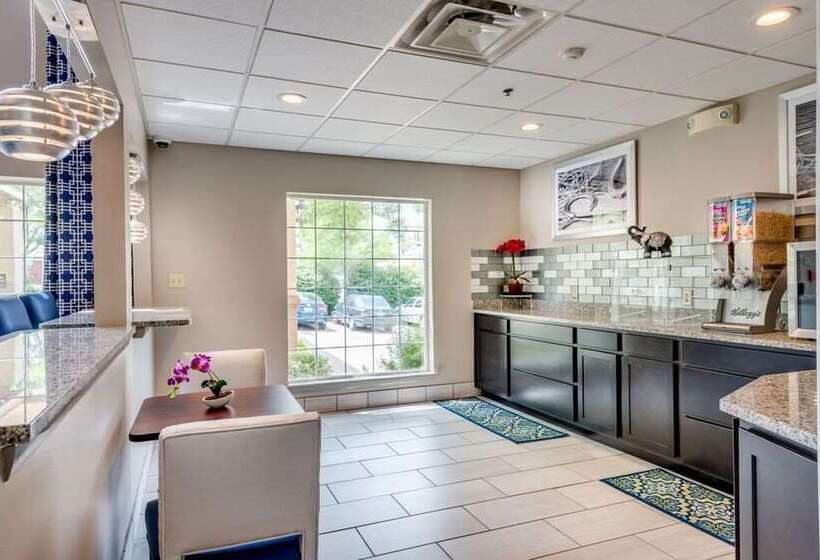 هتل Guesthouse Inn & Suites Lexington