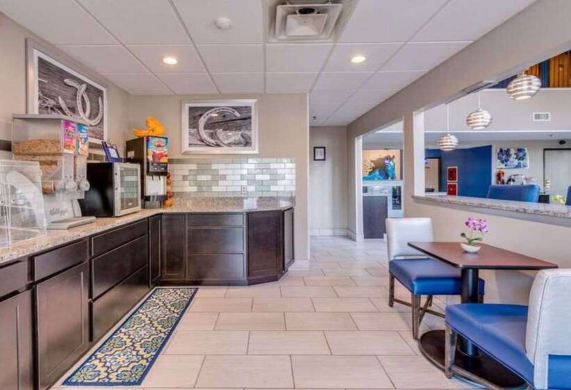 هتل Guesthouse Inn & Suites Lexington