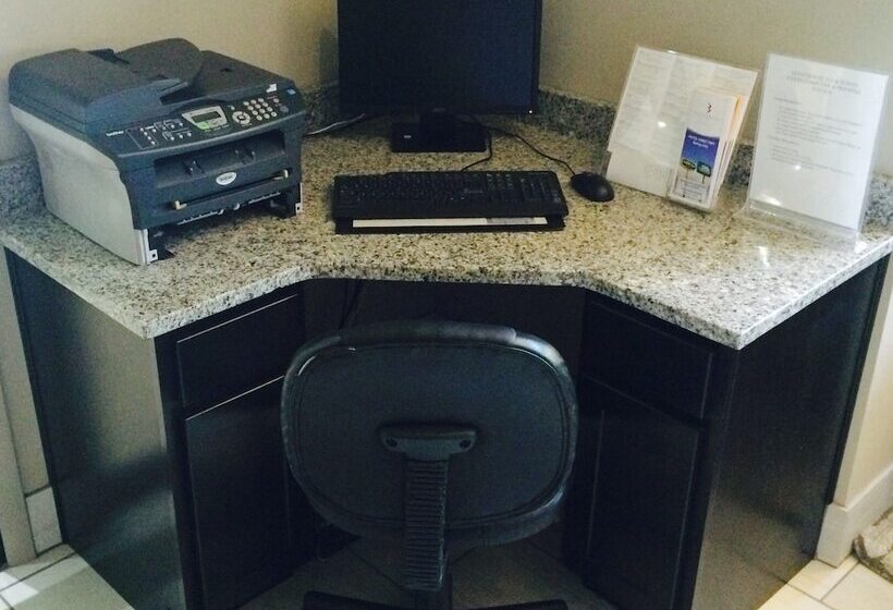 هتل Guesthouse Inn & Suites Lexington