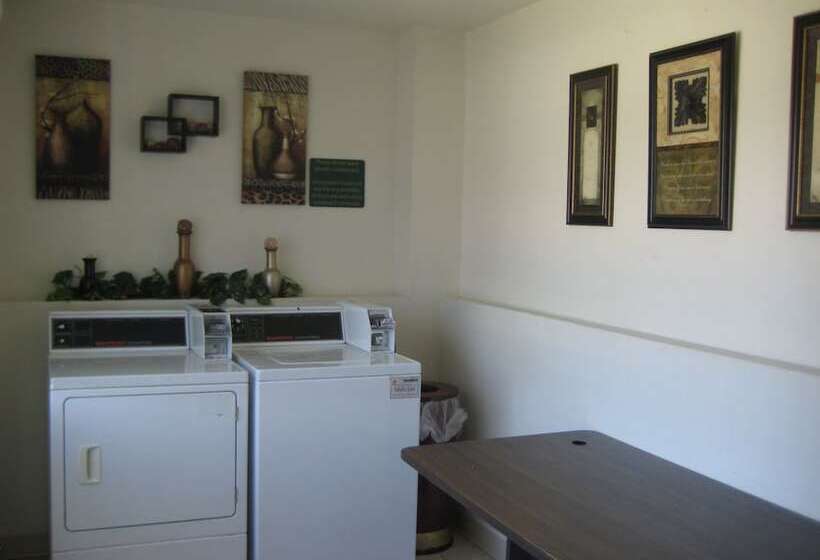 هتل Guesthouse Inn & Suites Lexington