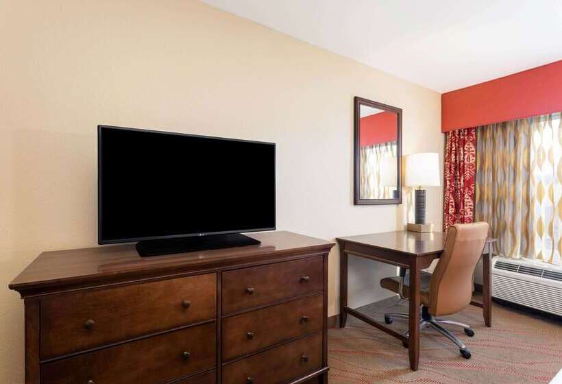 هتل La Quinta By Wyndham Pigeon Forge