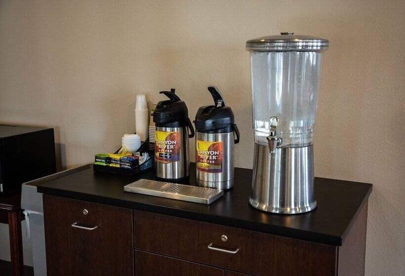 فندق Lomira Inn And Suites