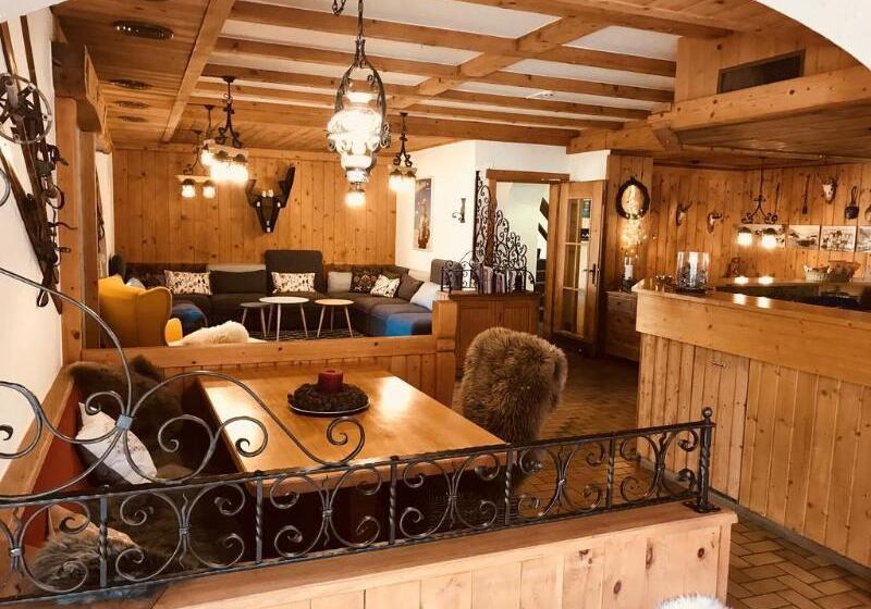 Отель Madrisa Lodge