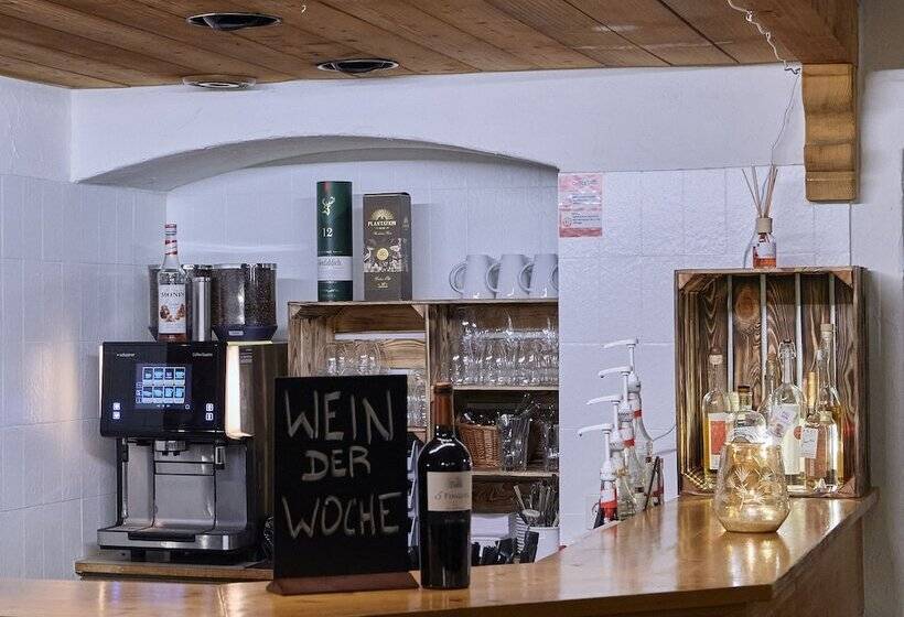 Отель Madrisa Lodge