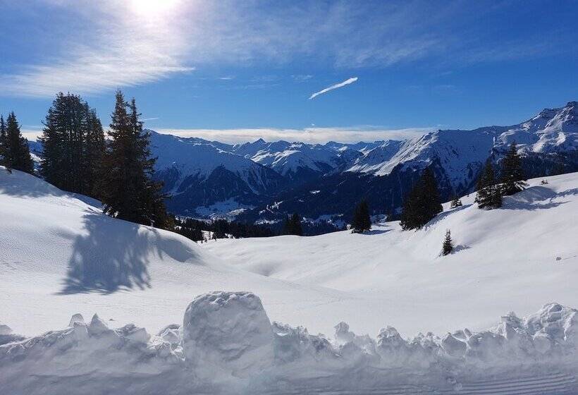 Отель Madrisa Lodge