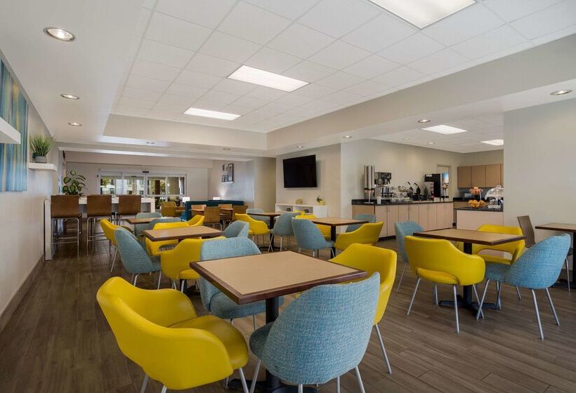 בית מלון כפרי Mainstay Suites Wilmington   University Area