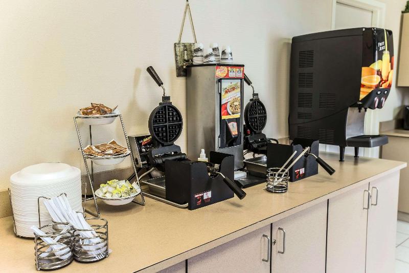 בית מלון כפרי Mainstay Suites Wilmington   University Area