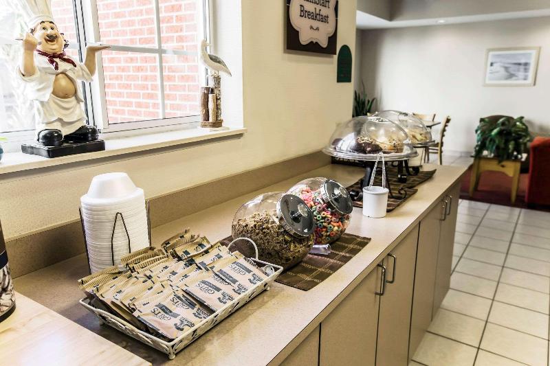 בית מלון כפרי Mainstay Suites Wilmington   University Area