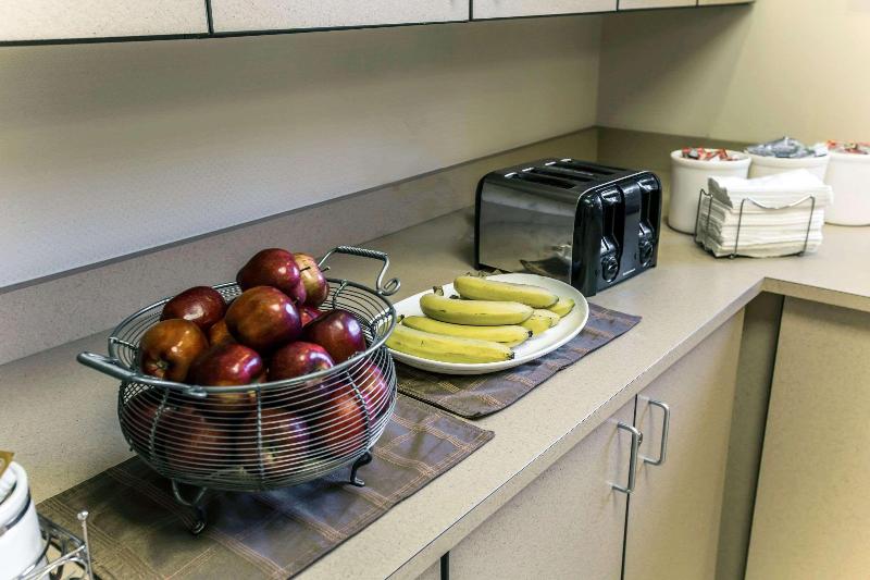 בית מלון כפרי Mainstay Suites Wilmington   University Area