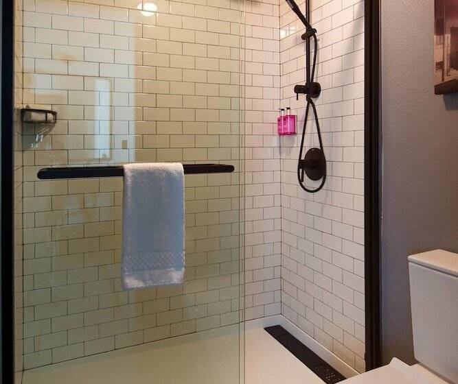 Отель Moxy New Orleans Downtown/french Quarter Area