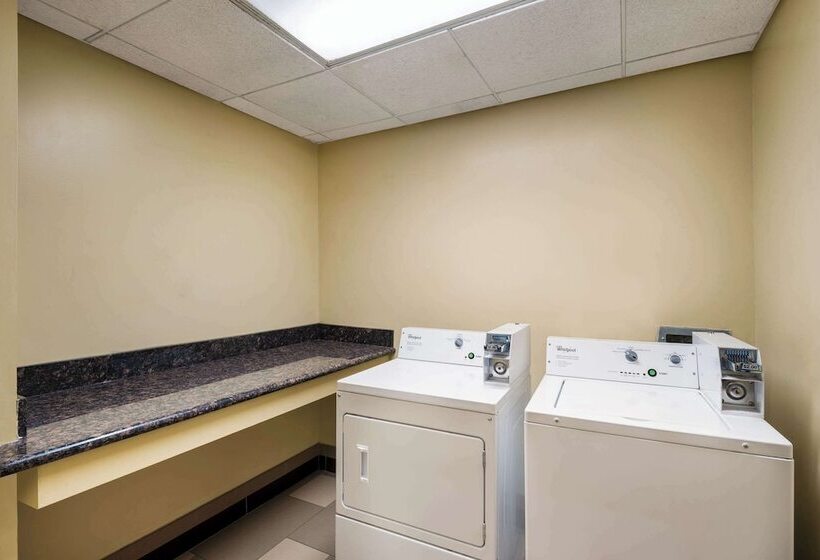 Отель Quality Inn