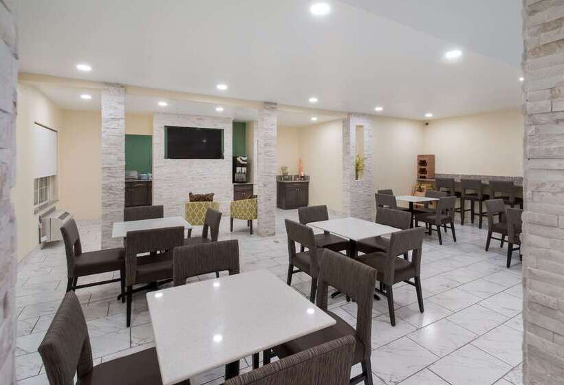 בית מלון כפרי Quality Inn & Suites Airport West