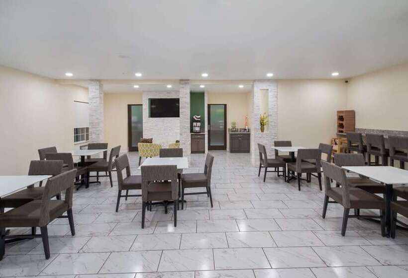 בית מלון כפרי Quality Inn & Suites Airport West