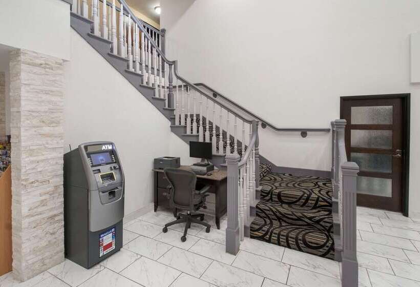 בית מלון כפרי Quality Inn & Suites Airport West