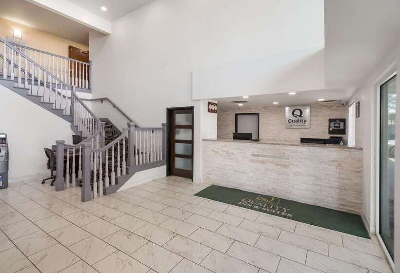 בית מלון כפרי Quality Inn & Suites Airport West