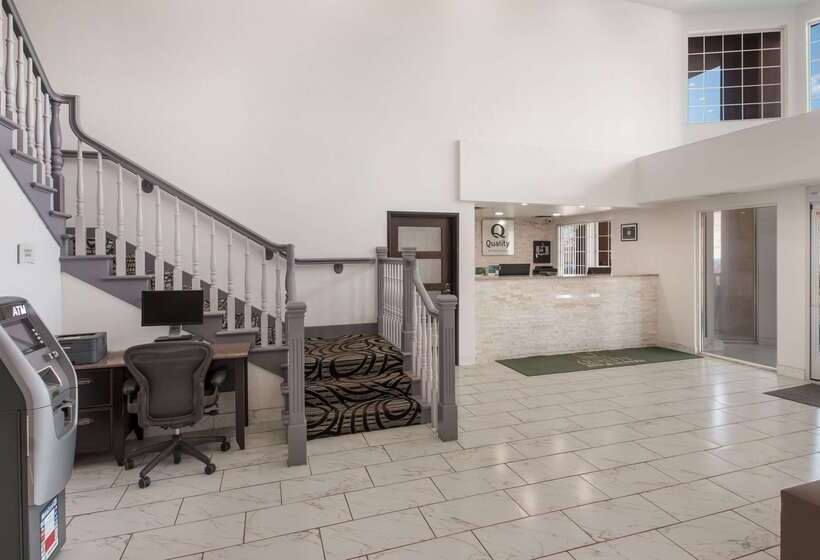 בית מלון כפרי Quality Inn & Suites Airport West