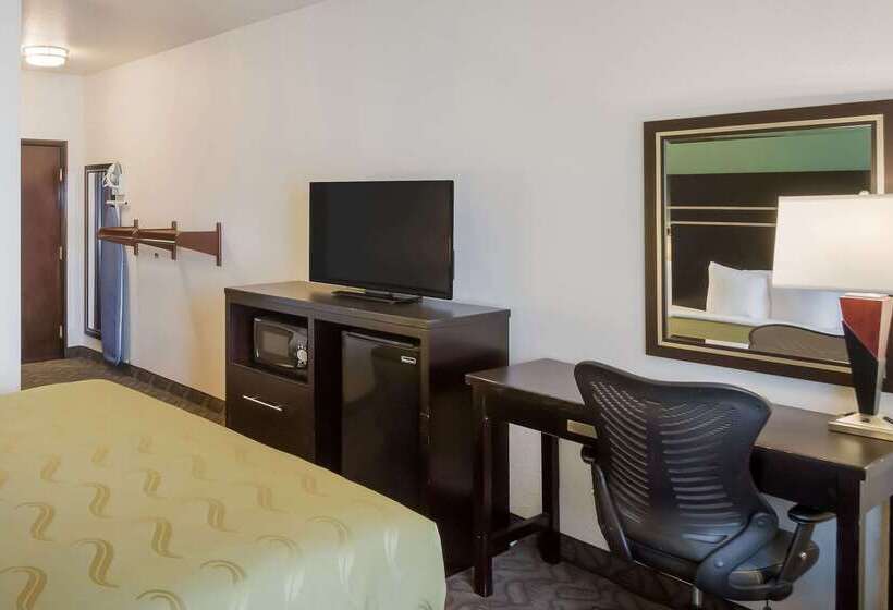 בית מלון כפרי Quality Inn & Suites Airport West