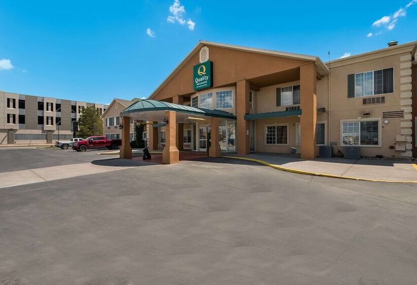 בית מלון כפרי Quality Inn & Suites Airport West