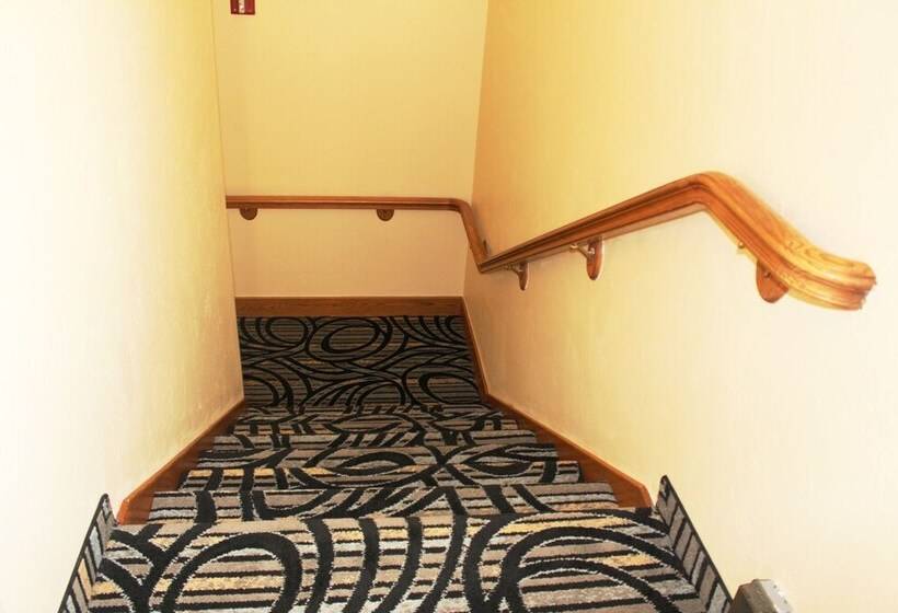 בית מלון כפרי Quality Inn & Suites Airport West