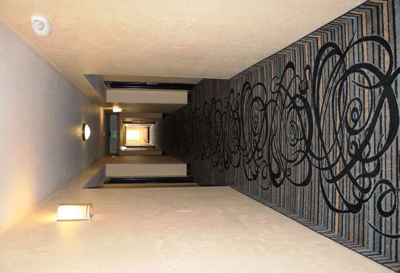 בית מלון כפרי Quality Inn & Suites Airport West