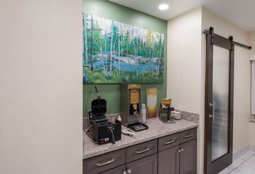 בית מלון כפרי Quality Inn & Suites Airport West