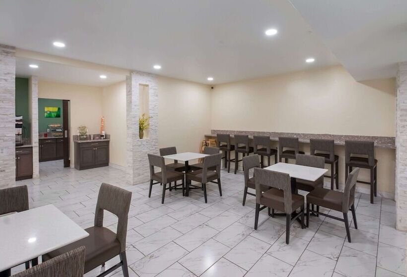 בית מלון כפרי Quality Inn & Suites Airport West