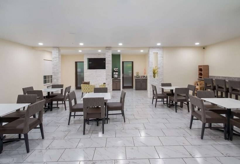 בית מלון כפרי Quality Inn & Suites Airport West