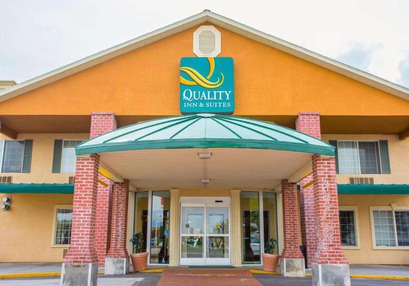 בית מלון כפרי Quality Inn & Suites Airport West