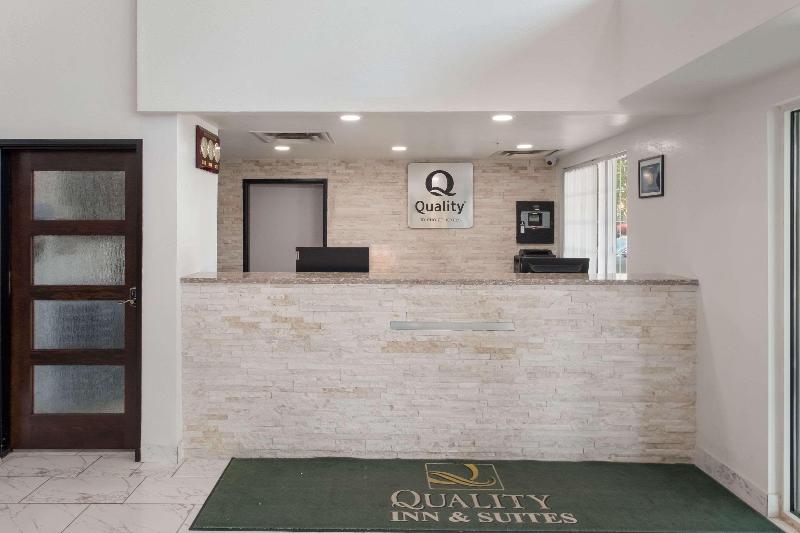 בית מלון כפרי Quality Inn & Suites Airport West