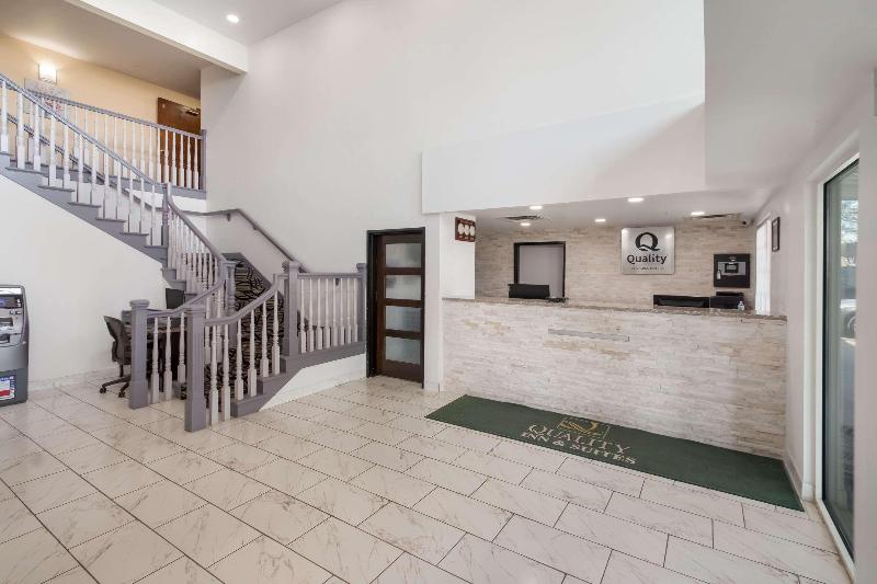 בית מלון כפרי Quality Inn & Suites Airport West