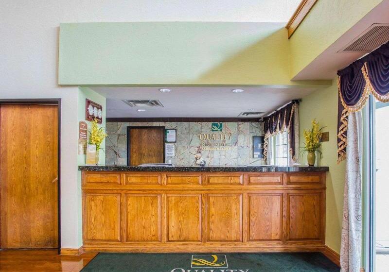 בית מלון כפרי Quality Inn & Suites Airport West