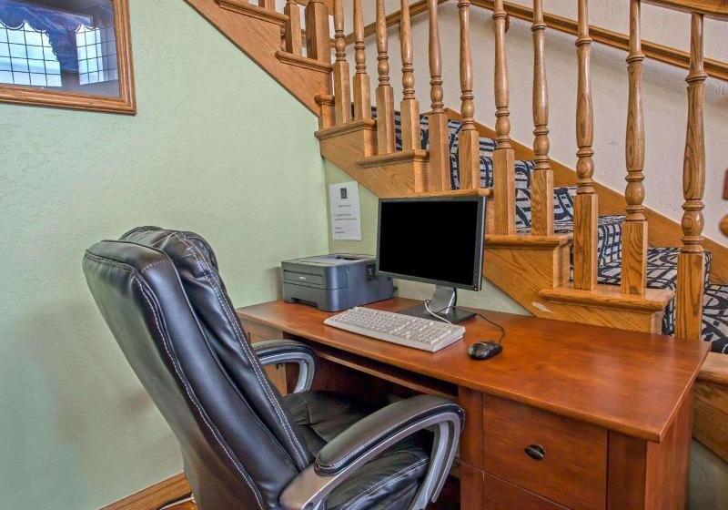 בית מלון כפרי Quality Inn & Suites Airport West