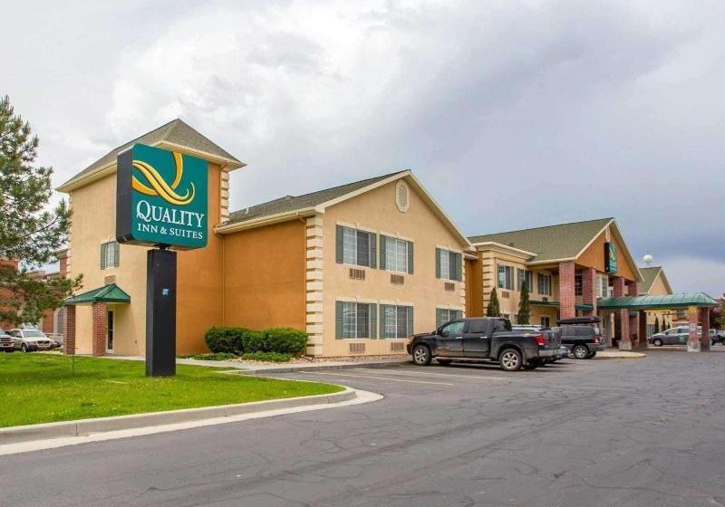 בית מלון כפרי Quality Inn & Suites Airport West